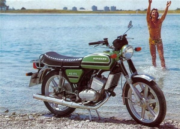 Chiude il McDonald’s di San Babila, ma rimangono i paninari con le loro Zundapp